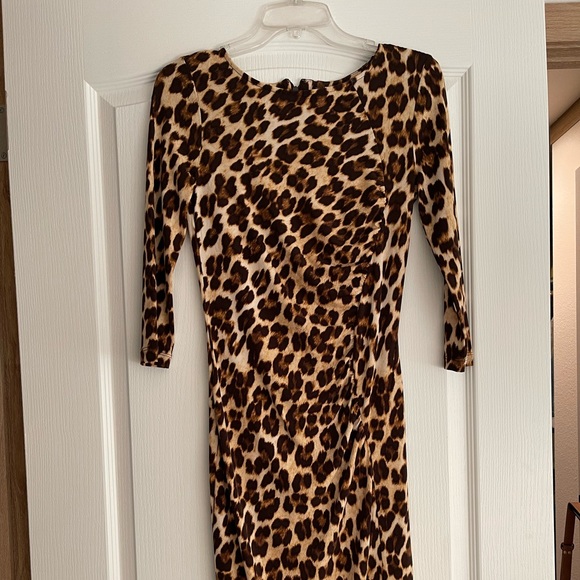 Jennifer Lopez leopard dress. - Picture 3 of 4